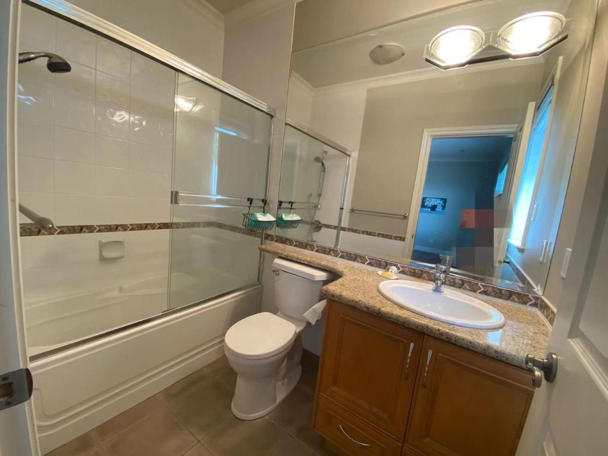 Lucky Room, A Comfortable Bedroom With Private Bathroom Close To Yvr ريتشموند، كولومبيا البريطانية المظهر الخارجي الصورة